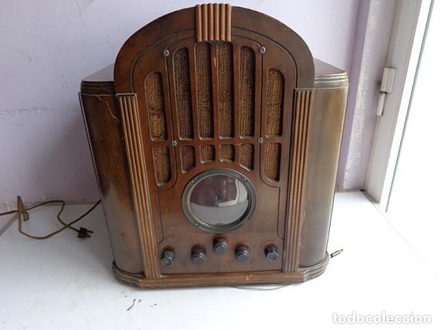 Las familias llegan a tener receptores de radio.