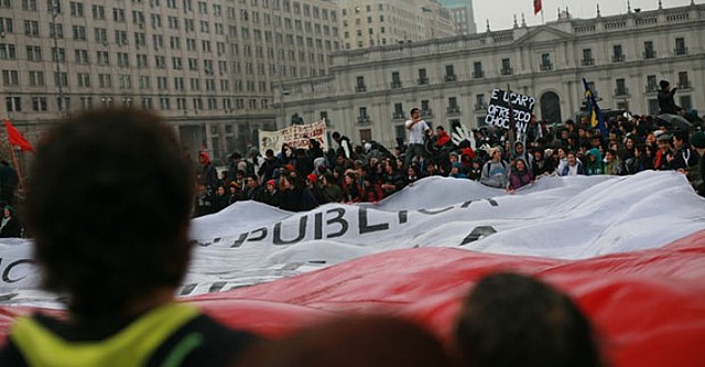 Emergencia de la primavera árabe (sobre todo en Túnez y Egipto), el movimiento de indignados en España, Grecia, Islandia, Israel y Gran Bretaña y de los estudiantes chilenos (que han mantenido una lucha que va desde entonces y permanece en 2014).