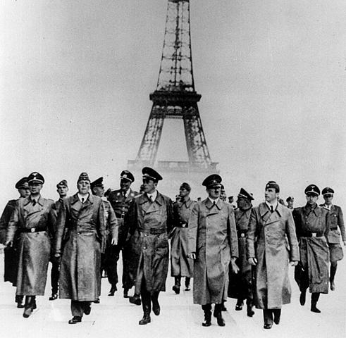 Paris faller/erobret