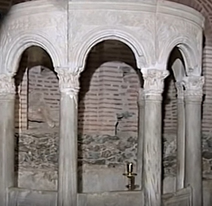 324 μ.Χ. Οι Θεσσαλονικείς οικοδόμησαν μικρό τρίκλιτο ναό στο χώρο του μαρτυρίου, όπου άρχιζε να αναβλύζει μύρο.