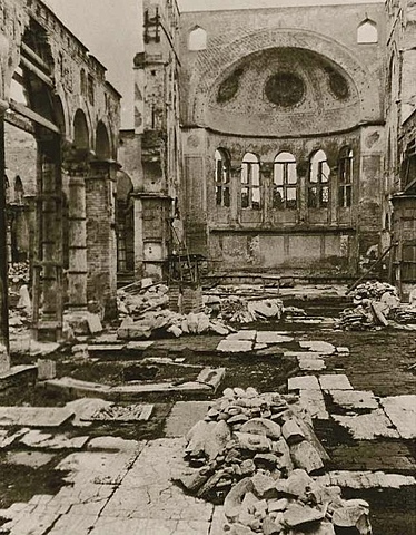 1917 μ.χ Στην μεγάλη πυρκαγιά που κατέστρεψε τα 2/3 της πόλης τον Αύγουστο του 1917, το μνημείο σχεδόν αφανίστηκε.