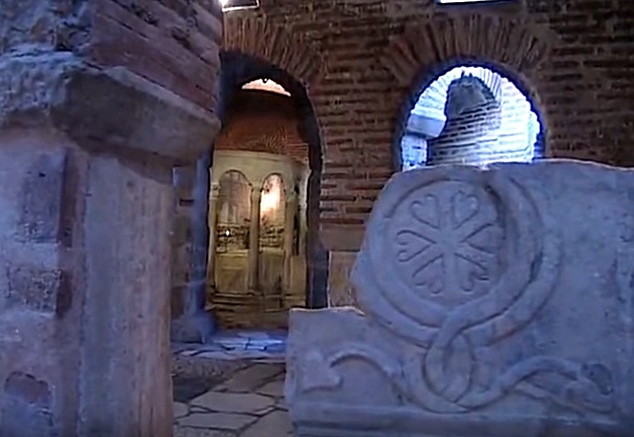 1988μ.χ. Από το 1988 το υπόγειο λειτουργεί ως εκθεσιακός χώρος όπου εκτείθενται συλλογή γλυπτών, κιονόκρανων και αγγείων. Κάντε μια περιήγηση στον παρακάτω σύνδεσμο.https://www.youtube.com/watch?v=5vBpHhTS3xk