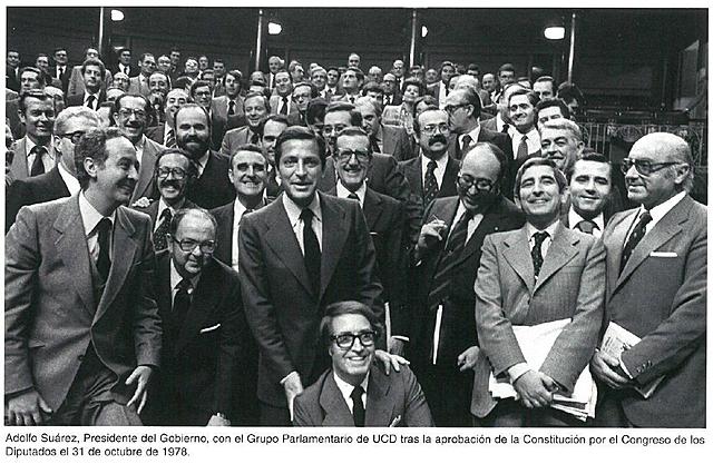 Los españoles aprueban la constitución