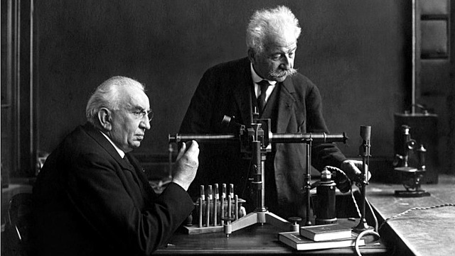 Louis i Auguste Lumière presenten el cinematògraf. Primera projecció pública cinematogràfica. El cinematògraf permetia enregistrar i projectar.