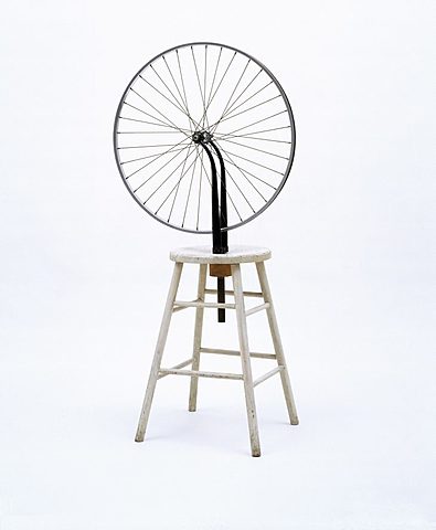 Marcel Duchamp presenta el primer “ready-made”.