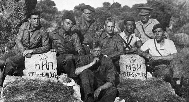 La URSS envía sus primeros equipos de ayuda a los republicanos. Llegan los primeros miembros de las Brigadas Internacionales.