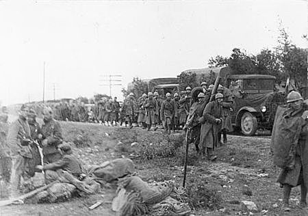 Los primeros soldados italianos, enviados por Mussolini, llegan a para ayudar a las fuerzas franquistas.