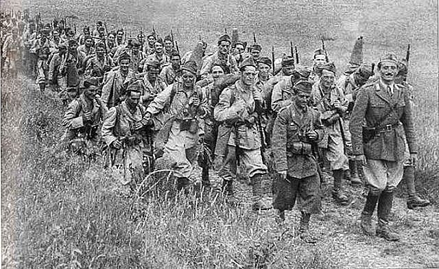 Los primeros soldados italianos, enviados por Mussolini, llegan a para ayudar a las fuerzas franquistas.