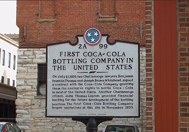 Candler vende, per 1$, i diritti esclusivi per imbottigliare la Coca-Cola nella gran parte degli Stati Uniti a tre imprenditori del Tennessee: fondando la Coca-Cola Bottling Company.