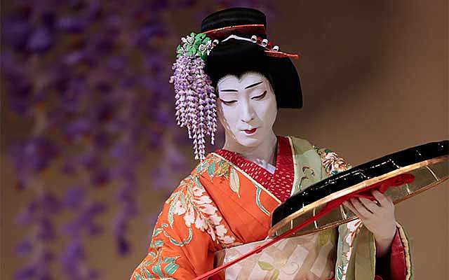 Surgimiento del teatro kabuki en Japón.