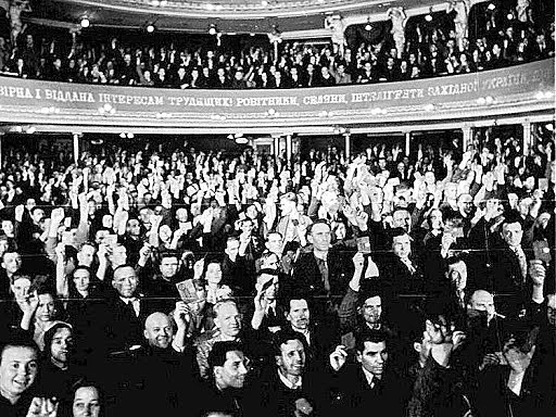 Народні збори західної України одностайно ухвалили рішення про встановлення радянського ладу, возз’єднання з Українською РСР та початок колективізації