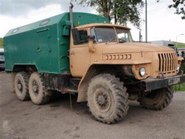 Explotan camiones del ejercito cargados con dinamita