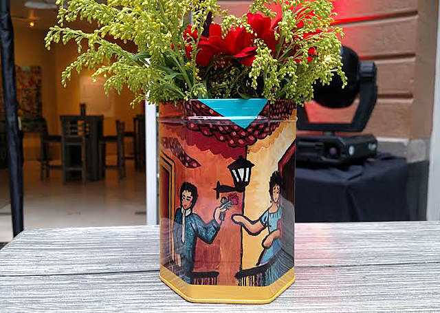 Chocolate Abuelita lanza colección de latas