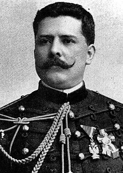 Félix Díaz se rebela en Veracruz contra el gobierno de Madero.