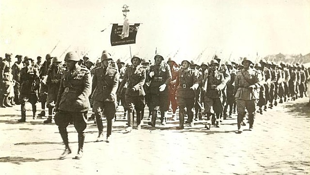 Los primeros soldados italianos, enviados por Mussolini, llegan a para ayudar a las fuerzas franquistas