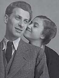 Összeházasodik Gyarmati Fannival.