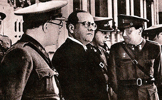 El gobierno de Negrín abandona Barcelona y se dirige a Figueras (Gerona) poco antes de que la capital catalana cayera en manos franquistas.