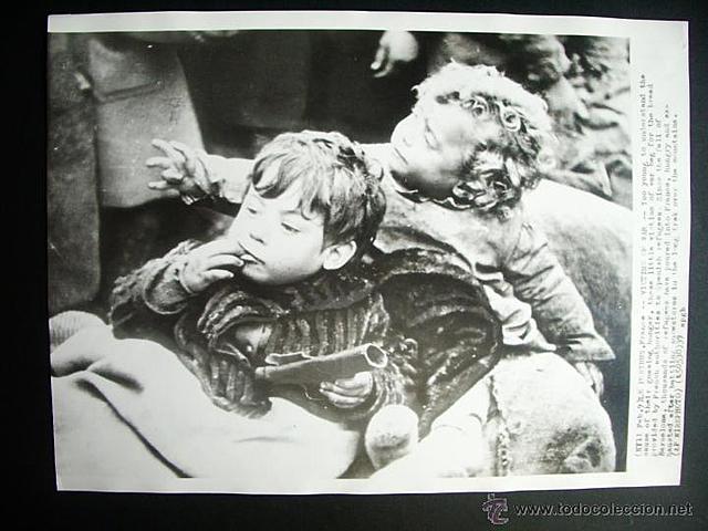 Miles de refugiados y el propio gobierno republicano cruzan la frontera francesa; los franquistas conquistan el resto de Cataluña.