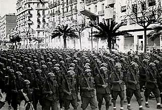Los primeros soldados italianos, enviados por Mussolini, llegan a para ayudar a las fuerzas franquistas.