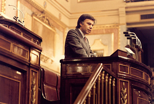 Felipe González investido como Presidente