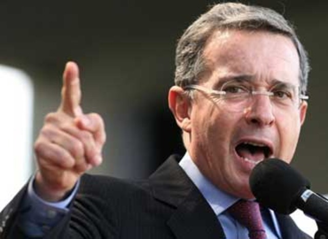 Asume la presidencia Alvaro Uribe Velez (2002-2006)