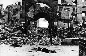 El general Francisco Franco decide destinar una importante parte de sus fuerzas para liberar a los rebeldes asediados en el Alcázar de Toledo. Franco concentra el poder entre los sublevados: es designado generalísimo y jefe del gobierno.