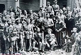 El general Francisco Franco decide destinar una importante parte de sus fuerzas para liberar a los rebeldes asediados en el Alcázar de Toledo. Franco concentra el poder entre los sublevados: es designado generalísimo y jefe del gobierno