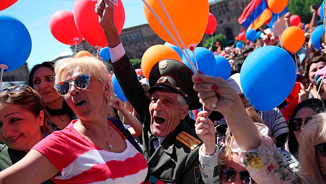 Protesta de miles de ciudadanos en Armenia