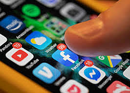 Implementación de redes sociales en teléfonos móviles inteligentes. (choque de T. mediática con T. informática)