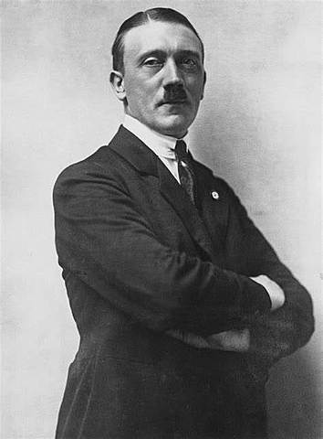 Adolf Hitler crea la Legión Cóndor para ayudar a los franquistas.