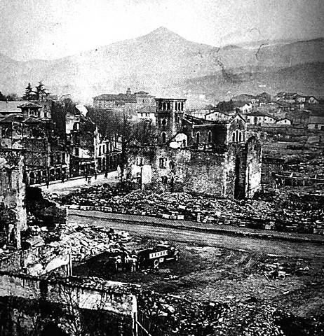 La ciudad vasca de Guernica sufre un brutal bombardeo el día 26 a cargo de la Legión Cóndor.