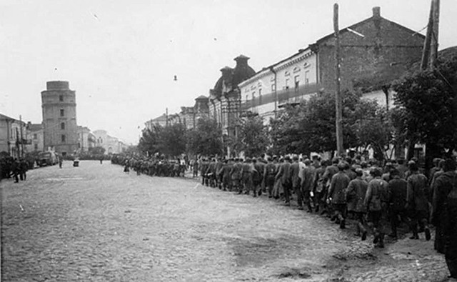 українська територія між Дністром і Південним Бугом під назвою “Трансністрія” перейшла у володіння Румунії – союзниці III Райху .