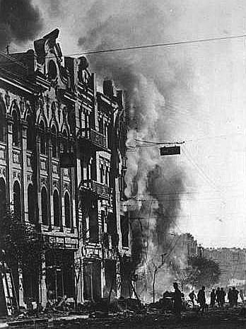 &nbsp;вибухнули адміністративні будинки (зокрема й архітерктурні пам’ятки) в центрі Києва – на Хрещатику та прилеглих вулицях, заміновані радянськими саперами. Внаслідок двотижневої пожежі згоріло 324 будівлі, тисячі киян залишилися без даху над головою.