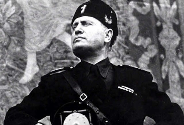 Mussolini, logra poderes en el parlamento de Italia