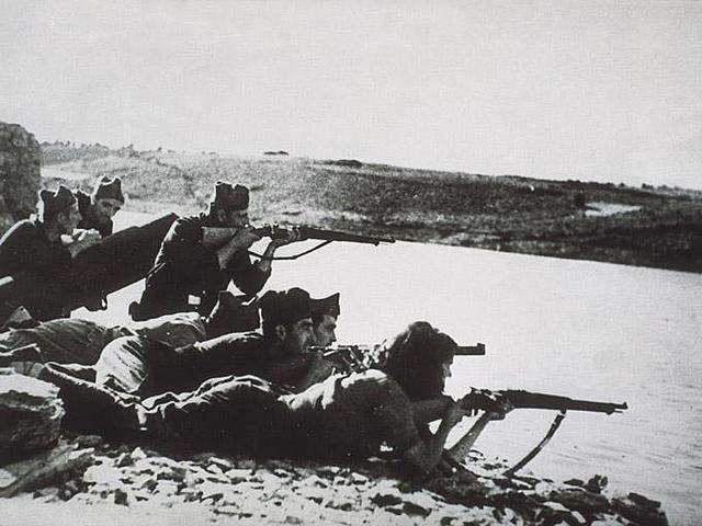 Decisiva derrota de las fuerzas republicanas en la batalla del Ebro.