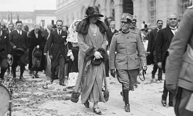 Victor Manuel III entrega el gobierno a Mussolini