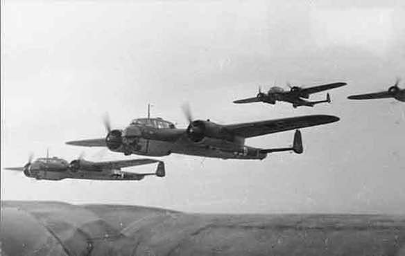 Aviões da Alemanha bombardeiam a cidade de Paris