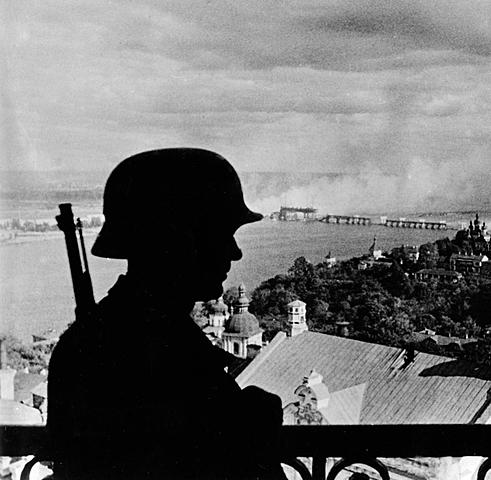 Після 71-денної облоги німецькі війська захопили столицю УРСР Київ.