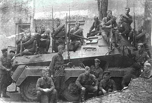 Оточення та розгром радянських військ в «котлі» під Маріуполем (або “Азовському котлі”).