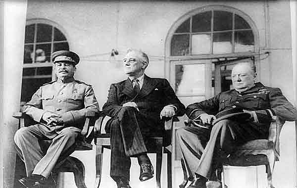 Conferência de Teerã, onde se encontram Churchill, Roosevelt e Stálin