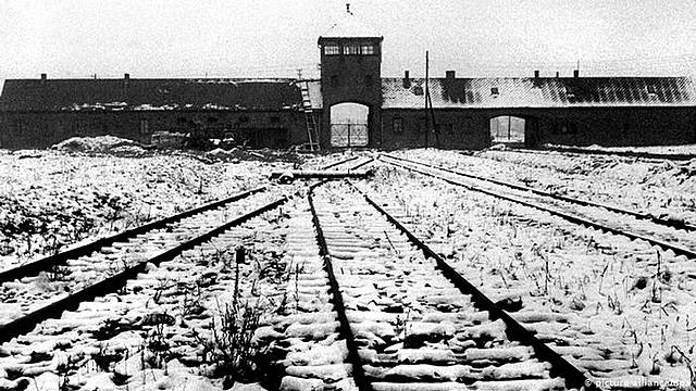 O exército vermelho libertam os prisioneiros do campo de concentração de Auschwitz
