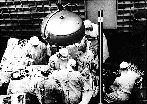 Primer transplante en ser humano.