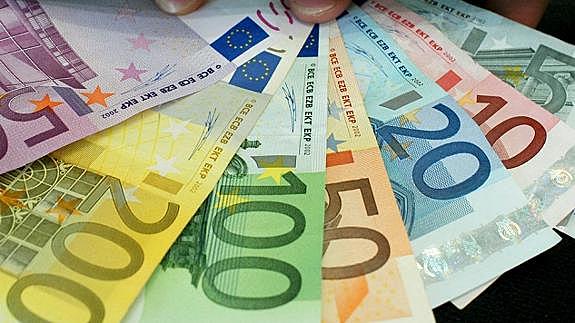 Se ponen en circulación billetes y monedas de Euro