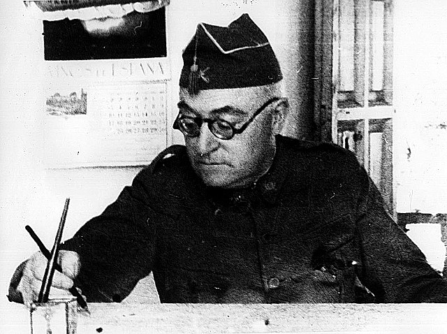 El gobierno de Largo Caballero se traslada a Valencia ante el ataque franquista contra Madrid, repelido por la Junta de Defensa encabezada por el general José Miaja.