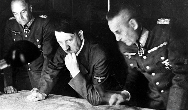 Гітлером підписує директиву № 21 про війну проти СРСР