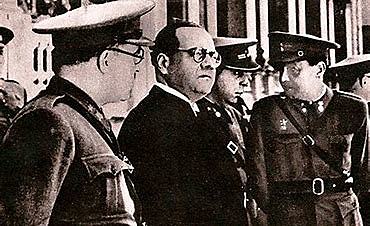 El gobierno de Negrín abandona Barcelona y se dirige a Figueras (Gerona) poco antes de que la capital catalana cayera en manos franquistas.