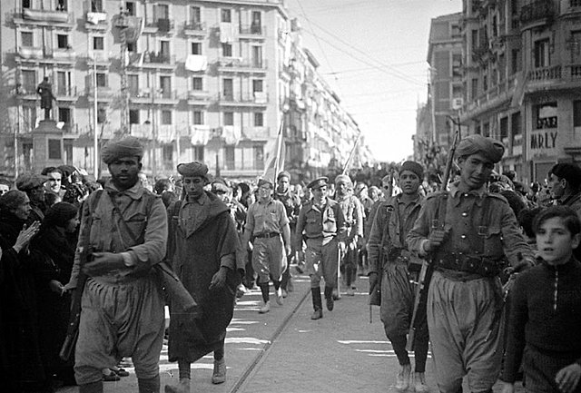 (Marzo 1939) El día 28 entran las tropas franquistas en Madrid.
