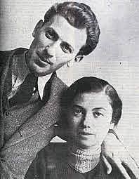 Megismerkedik Gyarmati Fannival.