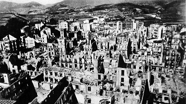 La ciudad vasca de Guernica sufre un brutal bombardeo el día 26 a cargo de la Legión Cóndor
