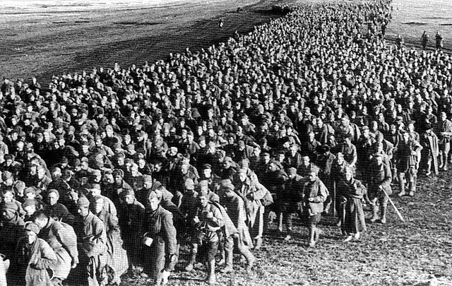 Оточення і знищення радянських військ в «котлі» під Києвом.